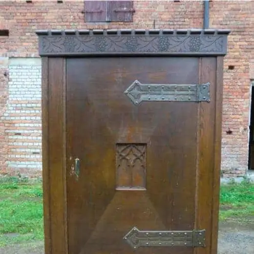 Neogotischer Garderobenschrank