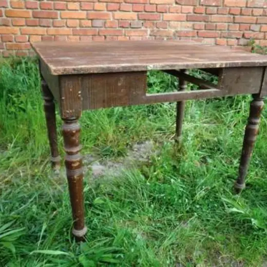 Tisch mit Schubfach