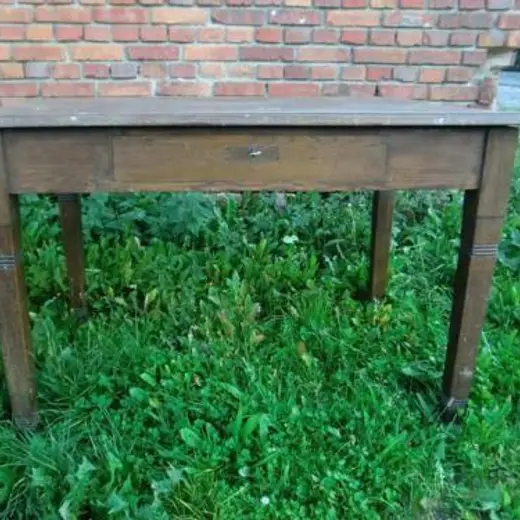 Tisch mit Schubfach