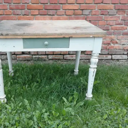 Tisch mit Schubfach
