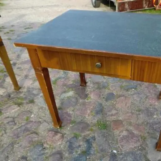 Tisch mit Schubfach