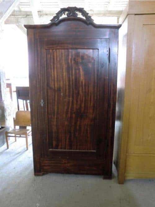 Eintüriger Kleiderschrank